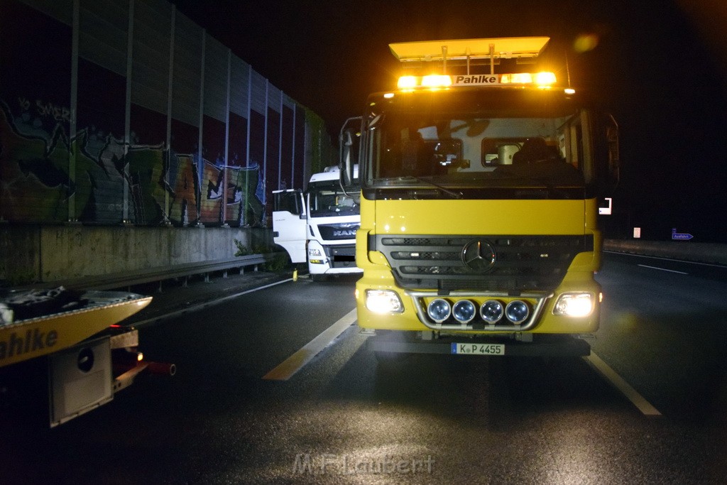 LKW Verfolgung A 3 Rich Oberhausen gestellt mit Nagelbrett Hoehe AS Koeln Dellbrueck P03.JPG - Miklos Laubert